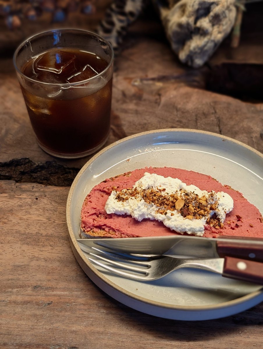 最近自分の生き方や考え方を変えたくて、これまでを振り返って見つめ直したり試行錯誤したり反省したり、必要ではあれど正直辛い時間が多くて。良い天気の中お散歩して外で朝食を食べるのは気分転換になった。