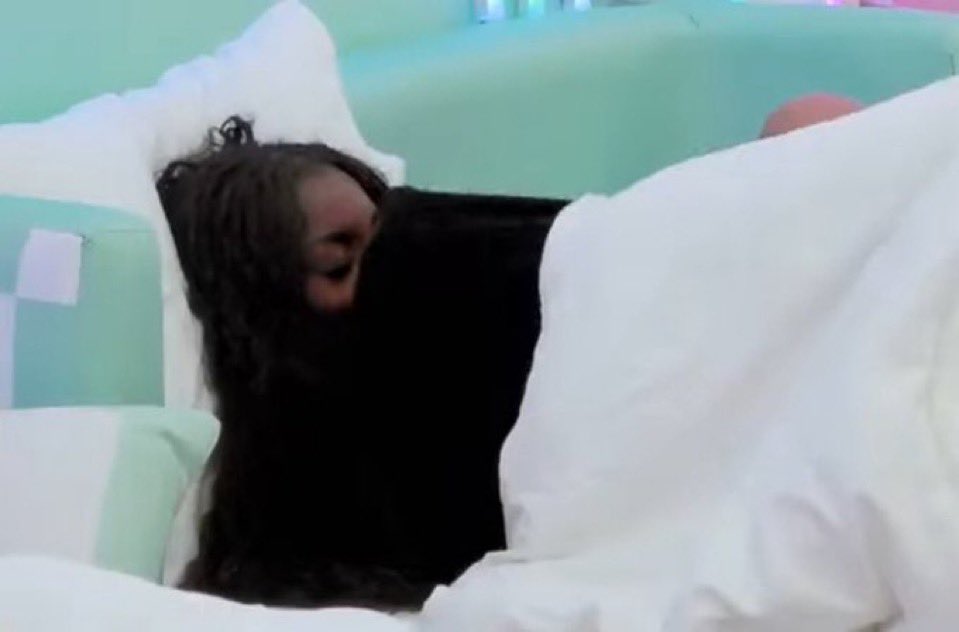 boxedliquor's tweet photo. so you’re telling me..this black SOUTHERN baddie got ready for bed, took a shower, rinsed off her face, PUT HIS SHIRT BACK ON— then slept in it… the shirt he has had on ALL DAY btw.  you really think she’s not feeling him? #LoveIslandUSA https://t.co/nd0Gus1NP2
