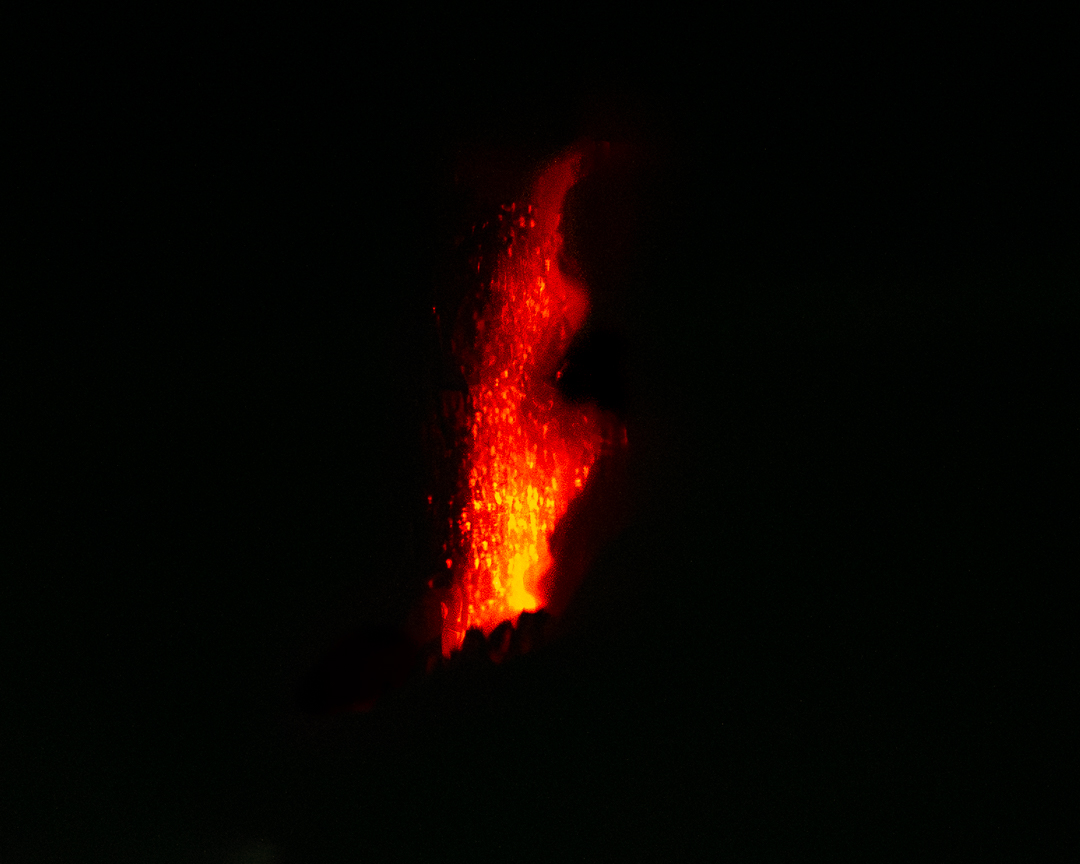 doup16's tweet photo. El 10 de marzo de este año, a la 1:15 de la madrugada, me despertó el ruido que ocasionaba la erupción del Volcán de Fuego. A la 1:23 am, tomé una serie de fotografías del cráter, de las cuales muestro 2. Capturas logradas a 22 Km de distancia según las coordenadas geográficas. https://t.co/69Xr0e8ew2