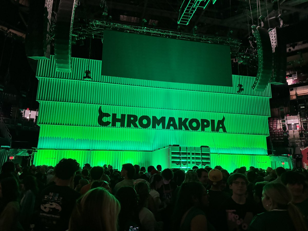 I’m too old to go to concerts like this these days. But my brother flew in and dragged me along, so why not? 🤷🏻‍♂️