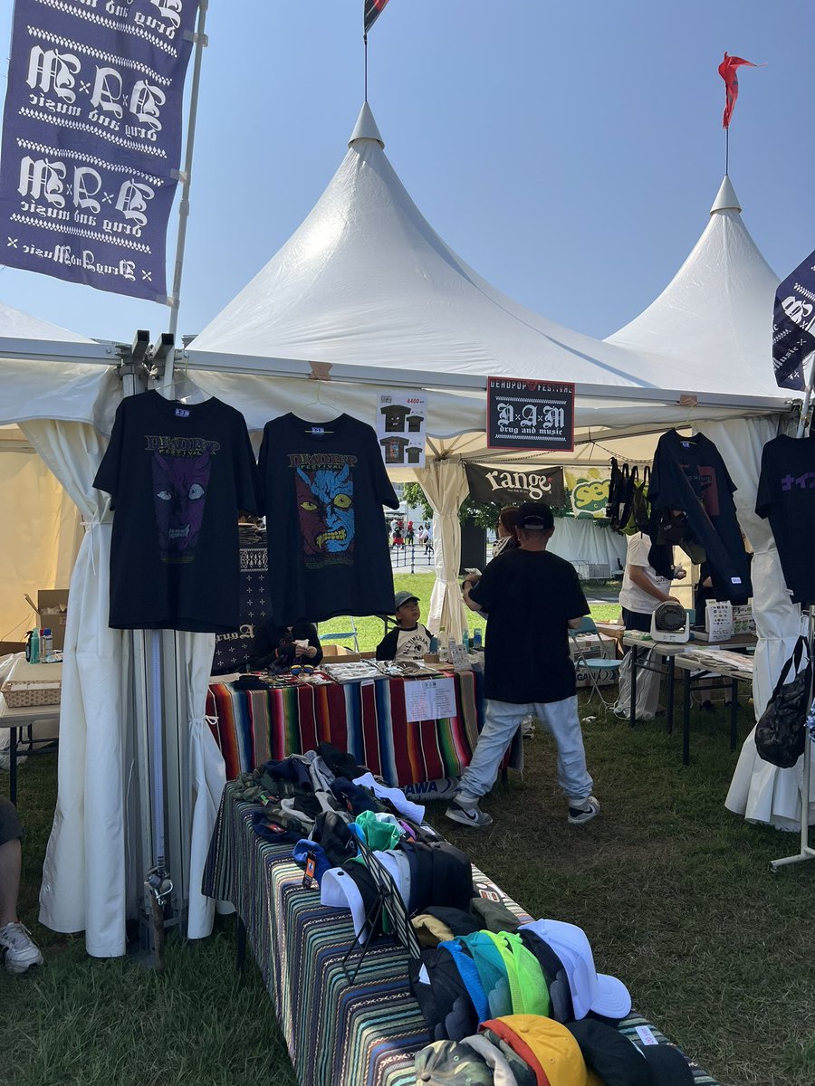 DxAxM's tweet photo. @DEADPOP_FEST 
2日目オープンしました☺︎
是非ブースにお立ち寄りください！
今日も猛暑が予想されます。
熱中症対策万全で楽しみましょう♪
#DPF25 https://t.co/rh0K5mSkDk