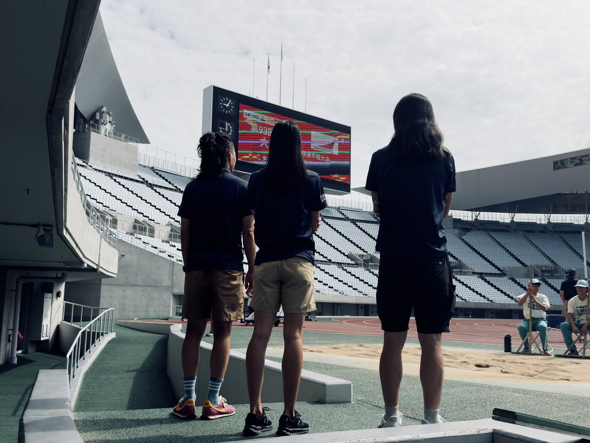 rikutube's tweet image. ロン毛の審判3人並ぶ😎

#大阪選手権陸上大会