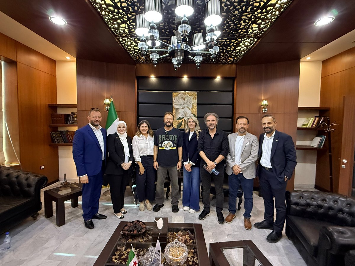 AliaNatafgi's tweet image. تشرف أعضاء التحالف السوري الأمريكي من أجل السلام والازدهار بفرصة لقاء معالي السيدة هند قبوات، وزيرة الشؤون الاجتماعية والعمل في سوريا — وهي قامة قيادية متواضعة وملهمة، يُشهد لها بالتفاني الصادق في خدمة شعبها.
تركّزت محادثتنا حول سُبل دعم منظمتنا للمبادرات المحلية بشكل فعّال،…