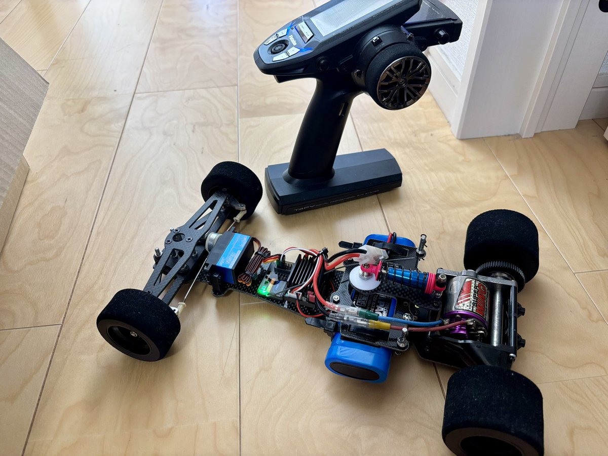 kasky90667020's tweet photo. タミヤF102、よくわからない社外オプションてんこ盛りで2台目シャーシ完成🙆🏻‍♂️
しかし、メーカー不明なカーボン製フロントアームでフロントウイングどう取り付けるのか不明&amp;、メーカー不明ドライブシャフトをどうバラすのか不明でちょっと困った😅どなたかご存知でしょうか、、
#F102
#F101
#タミヤRC https://t.co/oFOOtOG0oa