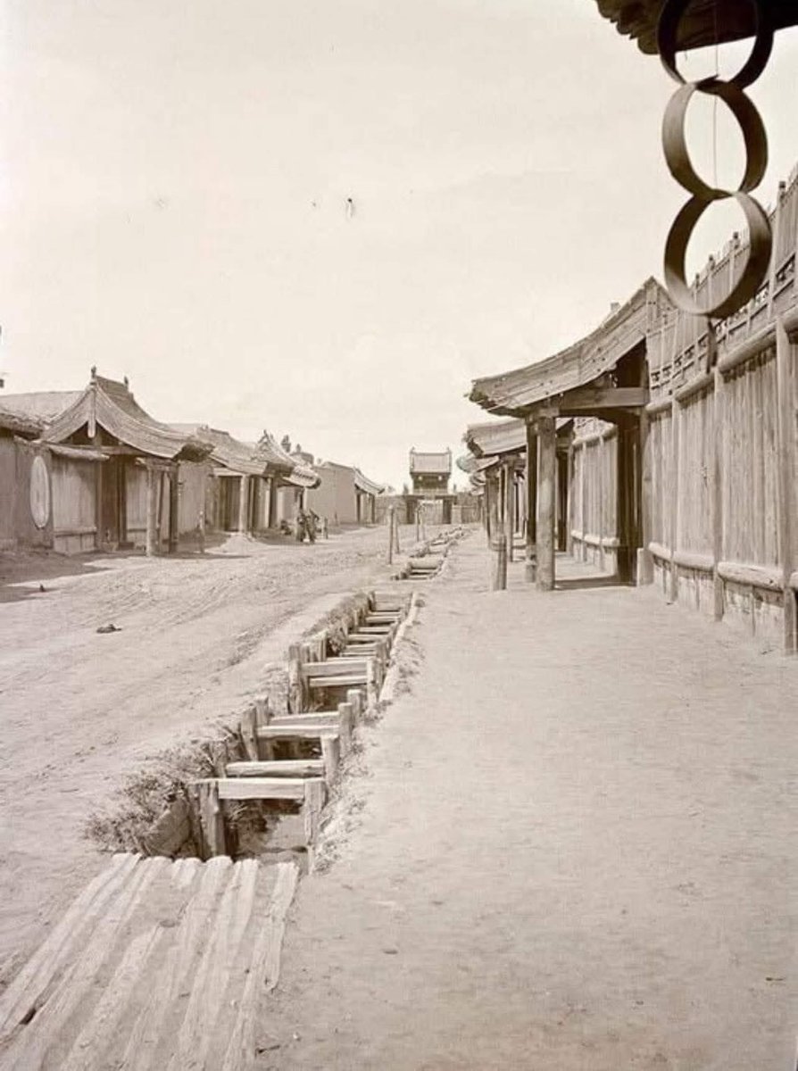 100 гаруй жилийн өмнө нийслэл маань ус зайлуулах хоолойтой байжээ… 😜