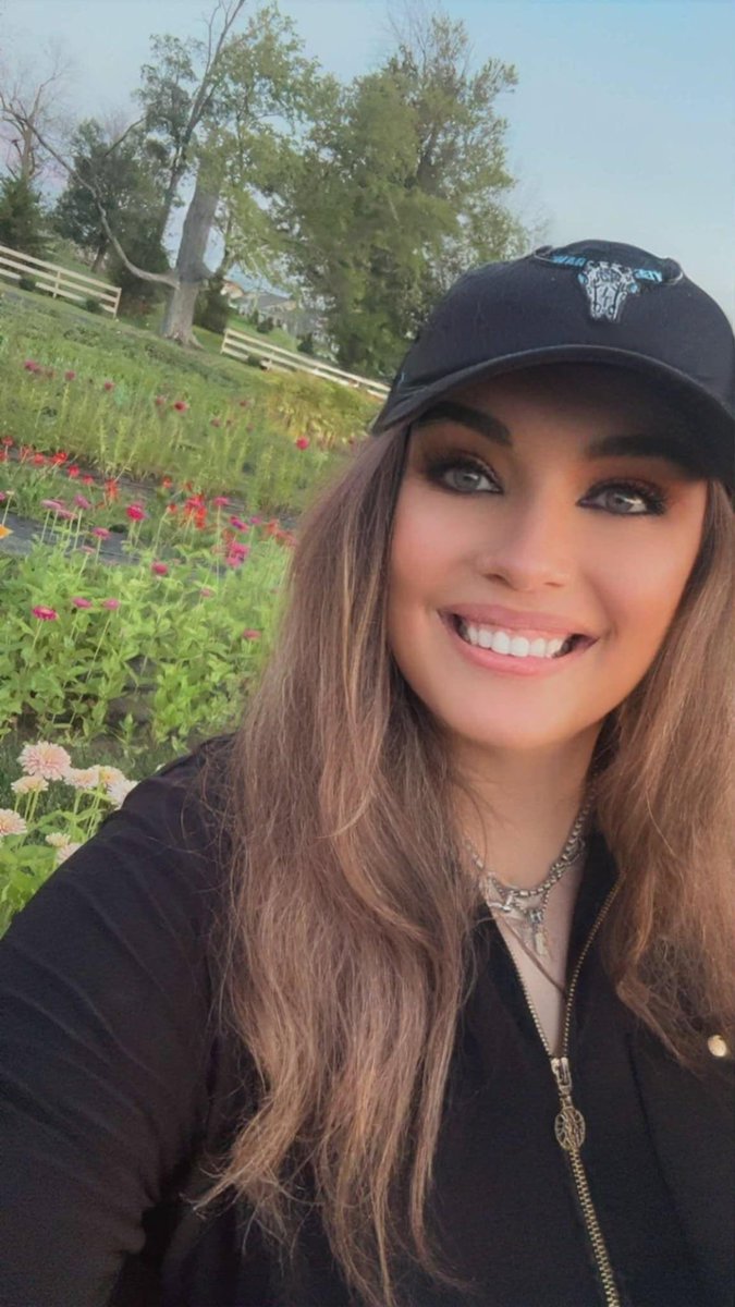 JenniferMlott's tweet image. I absolutely loved singing yesterday at the Bloomery Sweet Peas Flower Farm !! The field of flowers was absolutely gorgeous and the people were so fantastic! Here’s a few photos that I took of the flowers! Hope you enjoy ! #jennifermlottmusic