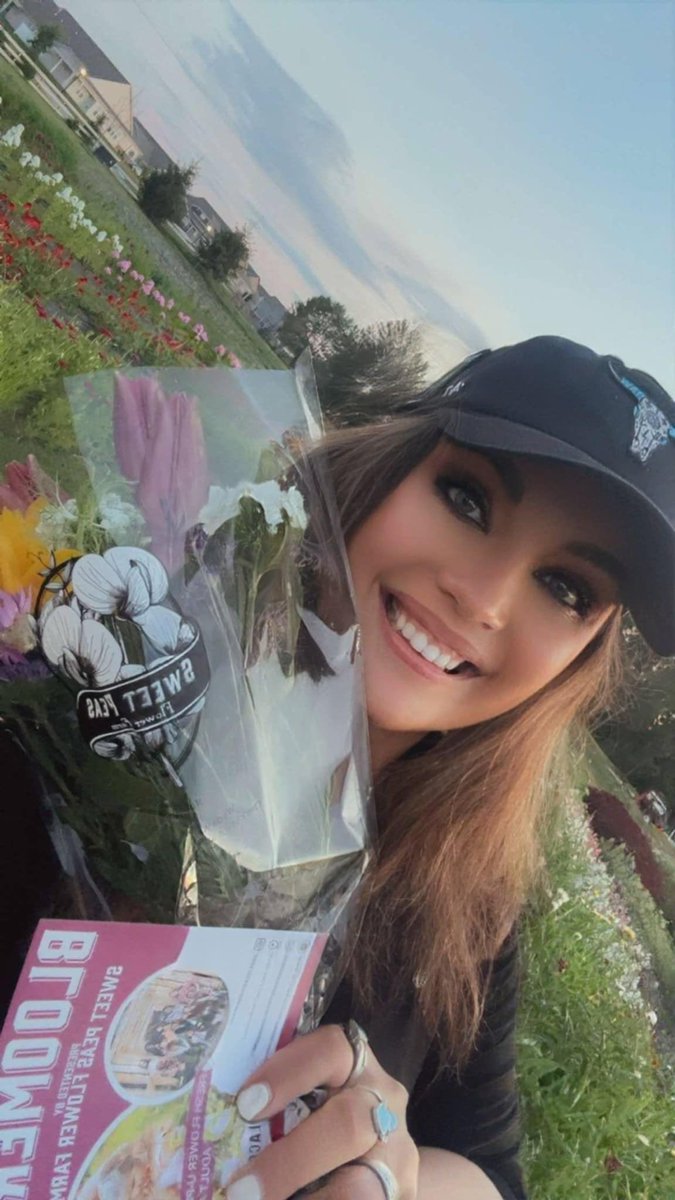 JenniferMlott's tweet image. I absolutely loved singing yesterday at the Bloomery Sweet Peas Flower Farm !! The field of flowers was absolutely gorgeous and the people were so fantastic! Here’s a few photos that I took of the flowers! Hope you enjoy ! #jennifermlottmusic