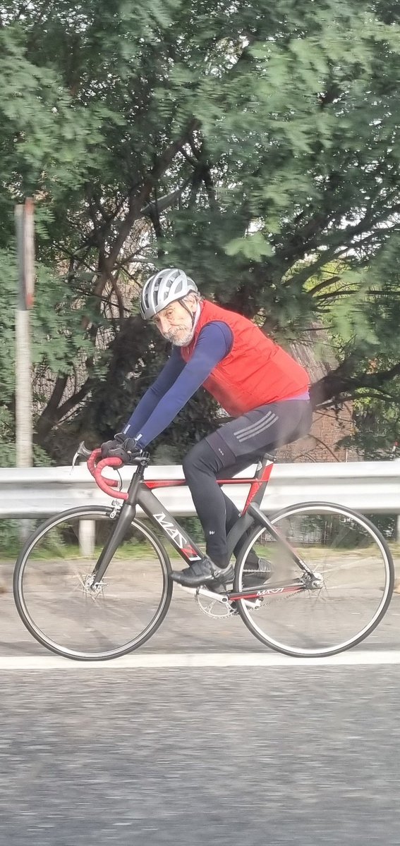 abunda's tweet photo. @batransito  en bici por autopista Lugones https://t.co/Om6cZog5aL