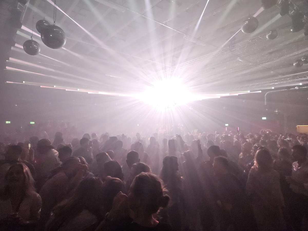 Jag var ute. Bland folk! Och skriksjöng powerballader. Helt sjukt!