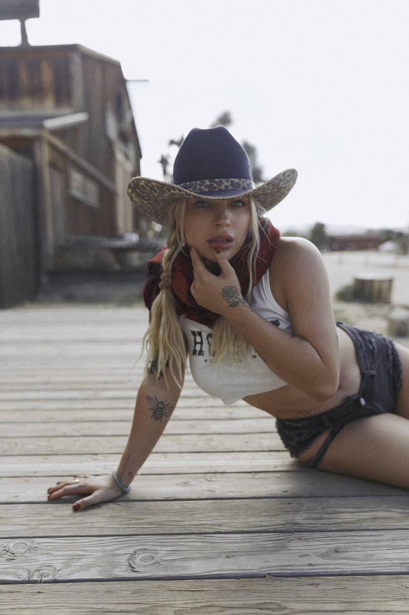 The hottest cowgirl in Pioneertown!
<a href="/KristinElisex/">Kristin Elise</a> 🔥

#joshuatree #ohgirls #cowgirl #rebels #desert #california #ohrangutangirls #photoshoot #summer #creative #art #fun