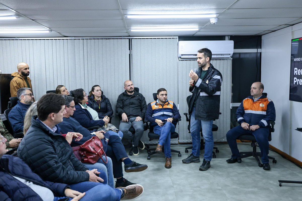 EduardoLeite_'s tweet image. Depois de percorrer os gabinetes de crise instalados em diversas regiões do RS, encerramos o dia com uma reunião de alinhamento de ações e atualizações da situação climática no estado. A previsão é de que chova ao longo desta noite e da manhã de domingo o volume esperado para o…