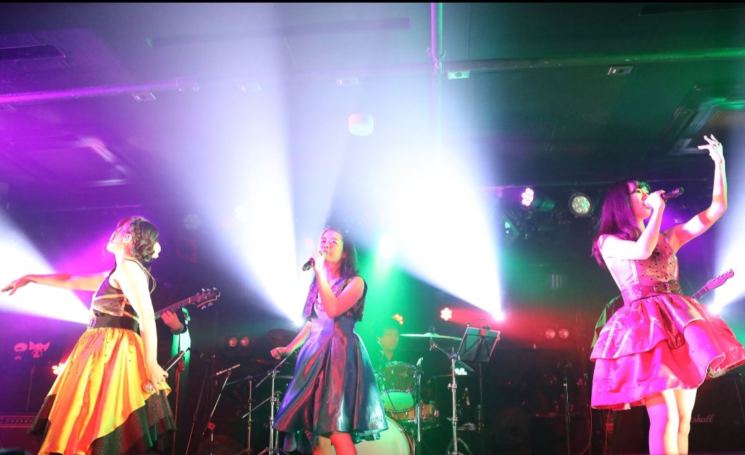 komatuna_band's tweet photo. 先週は #カジサミ2 ありがとうございました🎵🎉
かっこいいお写真を頂きました😆✨
Numquam vincar/Magia/音楽より
素敵な照明演出も相まって雰囲気たっぷりですね…！！🥬✨✨

配信はまだまだご購入いただけます✨
https://t.co/Z0o2nbNgbD

Photo by りょうさん@ta_ka_muu 
#Kalafina https://t.co/r9TGKaVYmJ