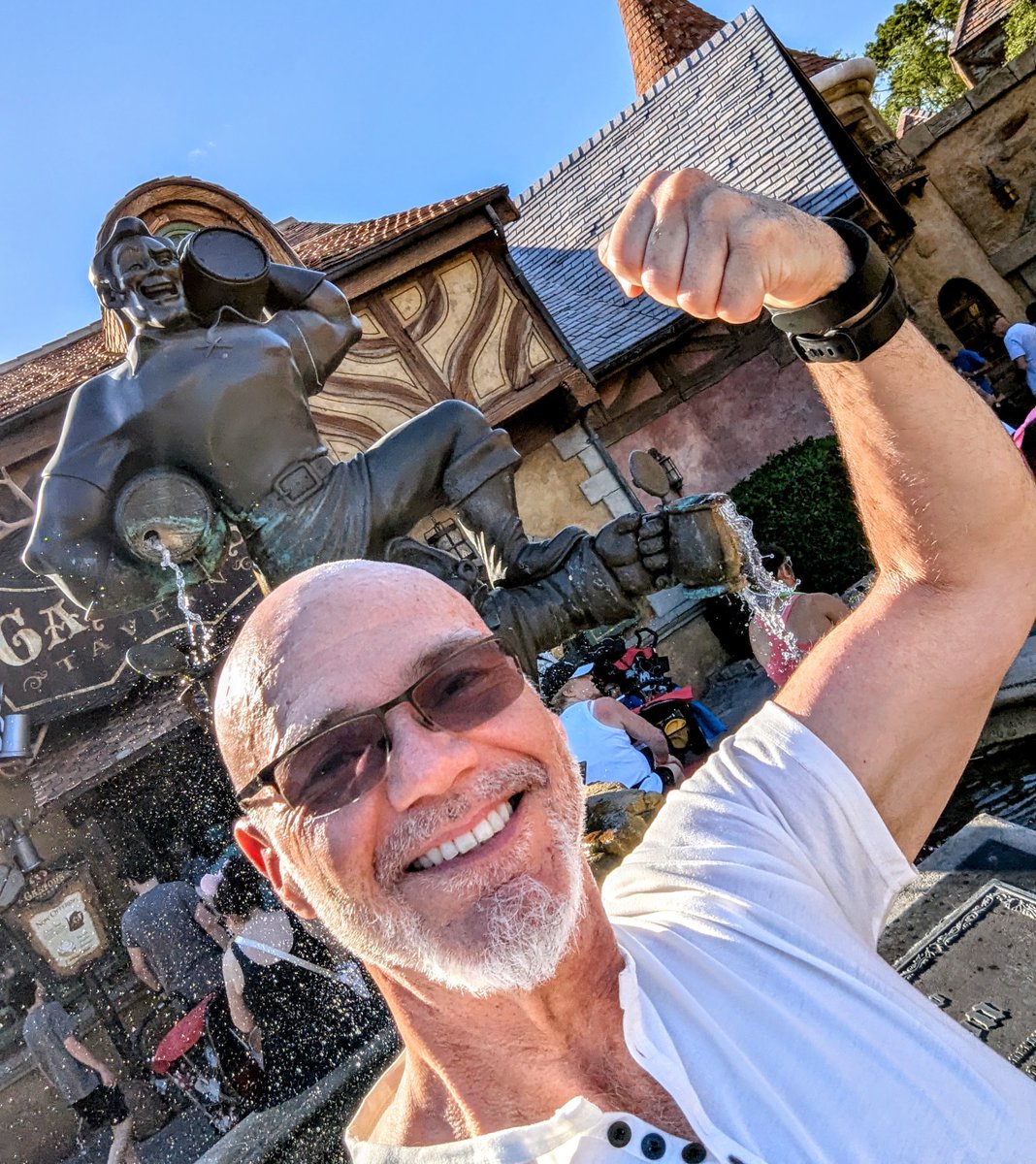 montaelkins's tweet photo. Just caught this guy in the background trying to copy my pose.

#FlexOff #DisneySelfie #GastonWho #StillTheRealDeal https://t.co/GhZPAK2rHq