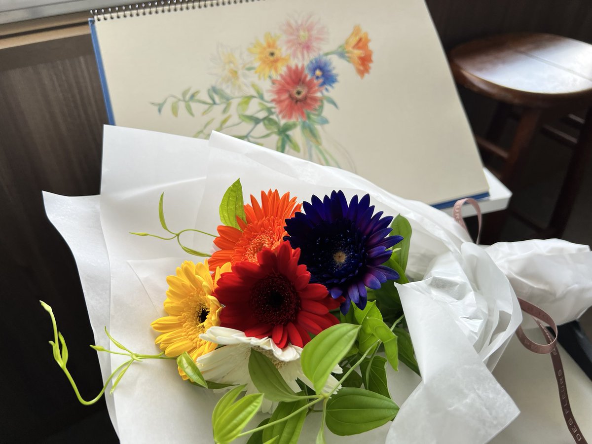 よめぼく配信一周年記念の鑑賞会してくれてたんですね！
すみません、今気づきました。
今、遡ってみなさんのコメントを読んで幸せな気持ちになってます。ありがとうございます💐
 #よめぼく1周年鑑賞会　#映画よめぼく