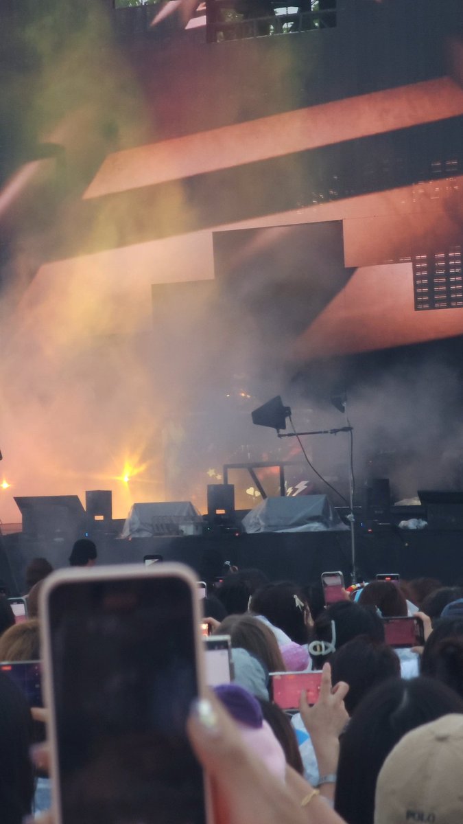 첫콘 후기
석진이가 예쁘고 연기가 눈치없어요