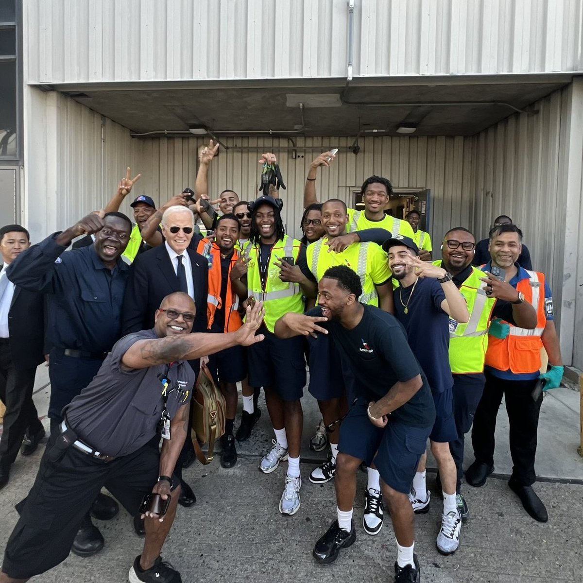 🚨 WOW: President <a href="/JoeBiden/">Joe Biden</a> just showed up on the tarmac to thank American Airlines workers with <a href="/IAM_Local_1776/">IAMLocal1776</a> in Philly.

No press. No speeches. Just respect.

Because Joe Biden knows who really keeps America moving — the middle class. That’s my president. 👏✈️🇺🇸
