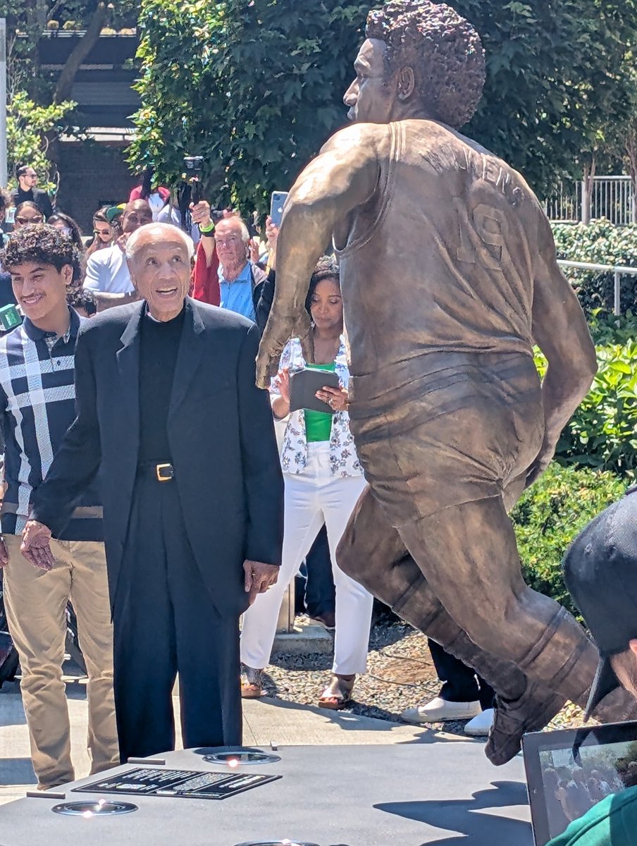 Art_Thiel's tweet image. At Climate Pledge Arena today, Lenny Wilkens glimpses his immortal likeness.
Well deserved.