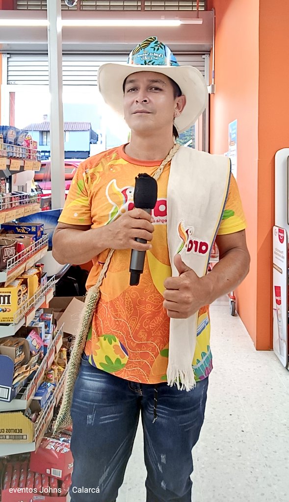 JohnContre28's tweet photo. Eventos y animación Johns con la mejor voz comercial desde tiendas Ara presente en las fiestas de calarca calarca https://t.co/hD1BFCCBdr