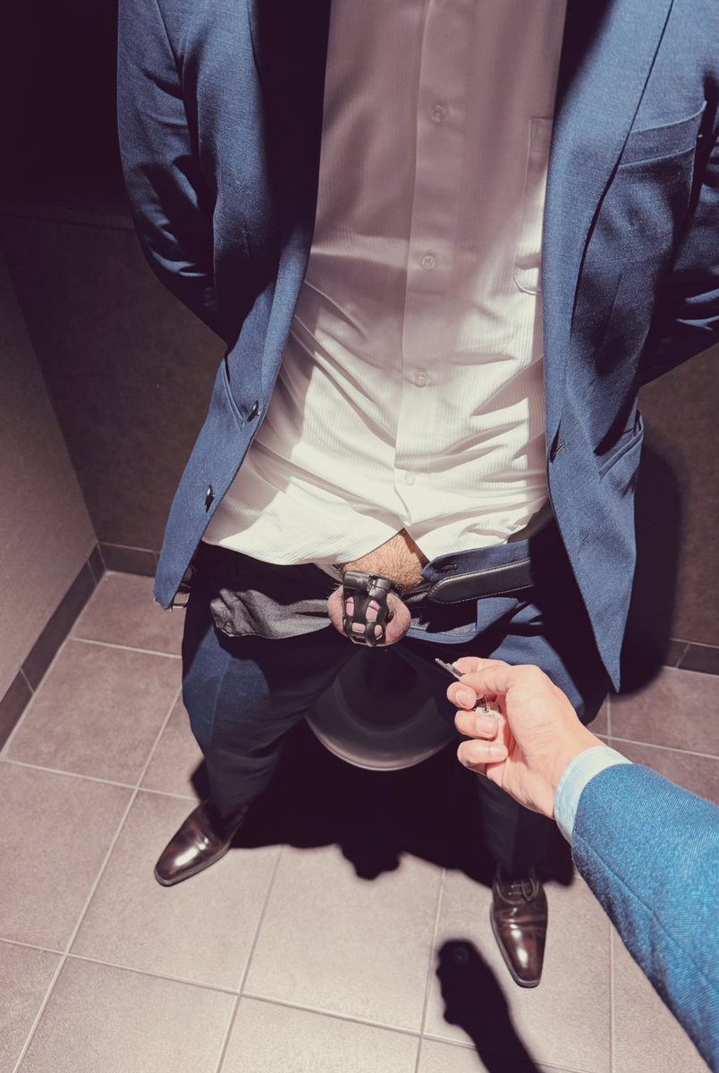 在机场休息室吃到一半，被老婆拖到厕所拍了这样一组锁照<a href="/yxyshk/">suit_0s</a> 
#1m0s #正装奴