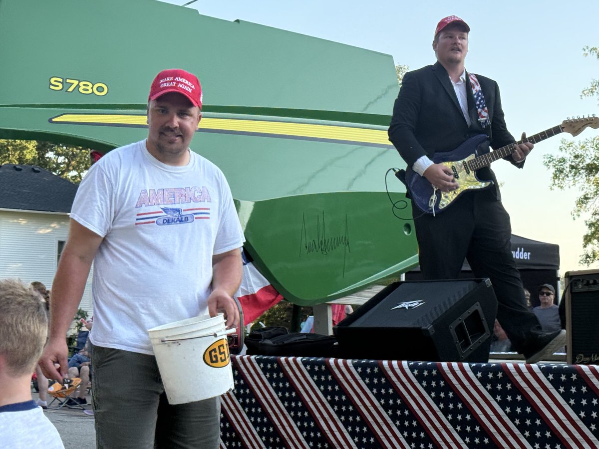 Trump signed JD S780 combine made a public appearance at the Leighton Independence Day parade tonight.   ⁦<a href="/realDonaldTrump/">Donald J. Trump</a>⁩ ⁦<a href="/JohnDeere/">John Deere USA</a>⁩