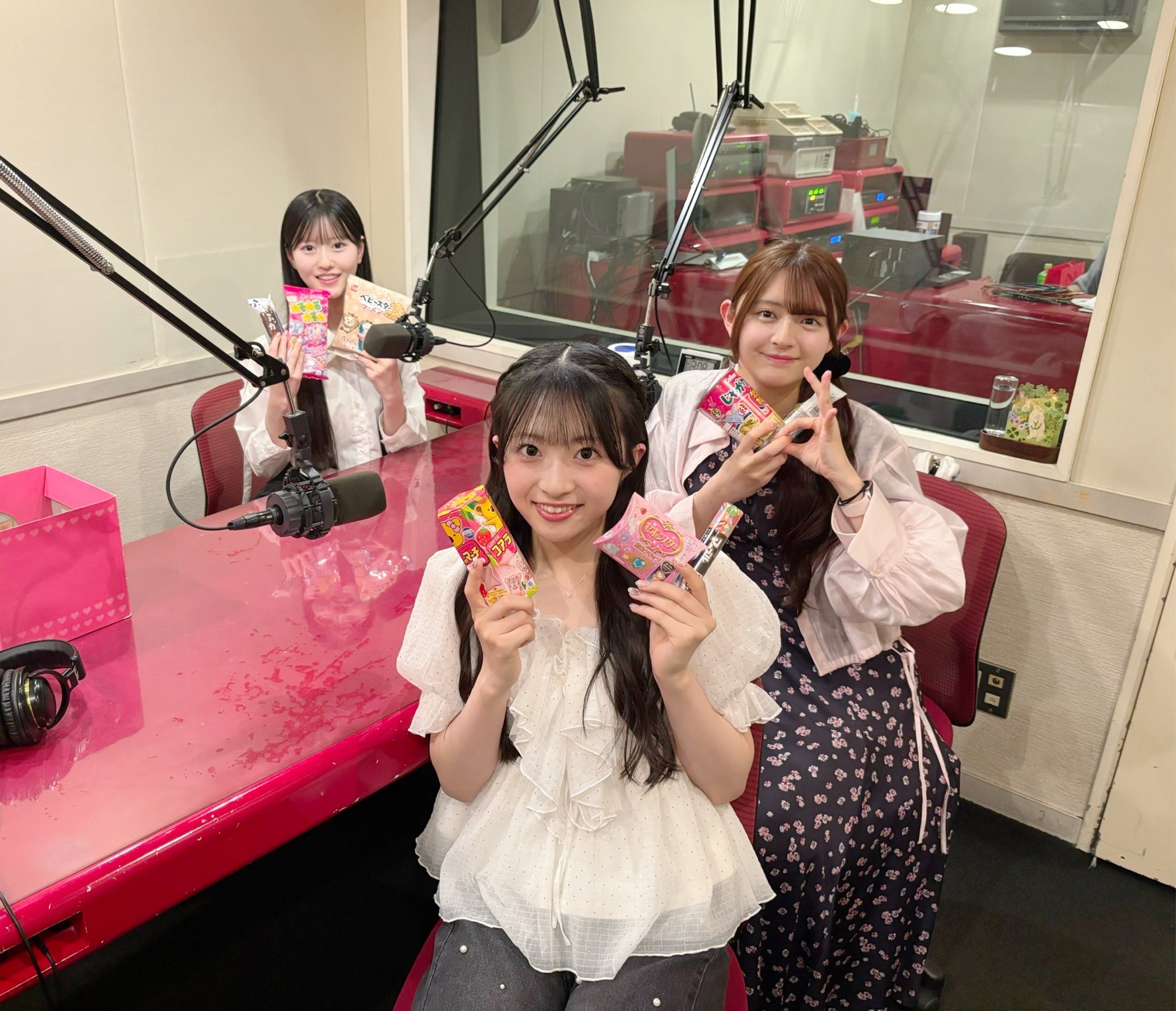 AKB48　秋山由奈　2ショット写真会場限定 お守り　おまもり爆レス祈願ver. Amazon.co.jp: AKB48 秋山由奈 netshop限定個別生写真 パリ.06