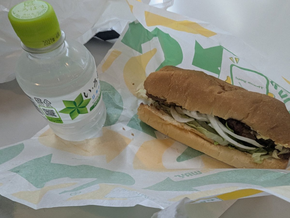 会議で東京に来ています。前回、羽田空港にサブウェイがある事を俺は知ったのでウッキウキよ。タッチパネルだからやり放題よ。タマゴ✕２トッピングとかしちゃったぜ。トマトはぬいてやったぜ。