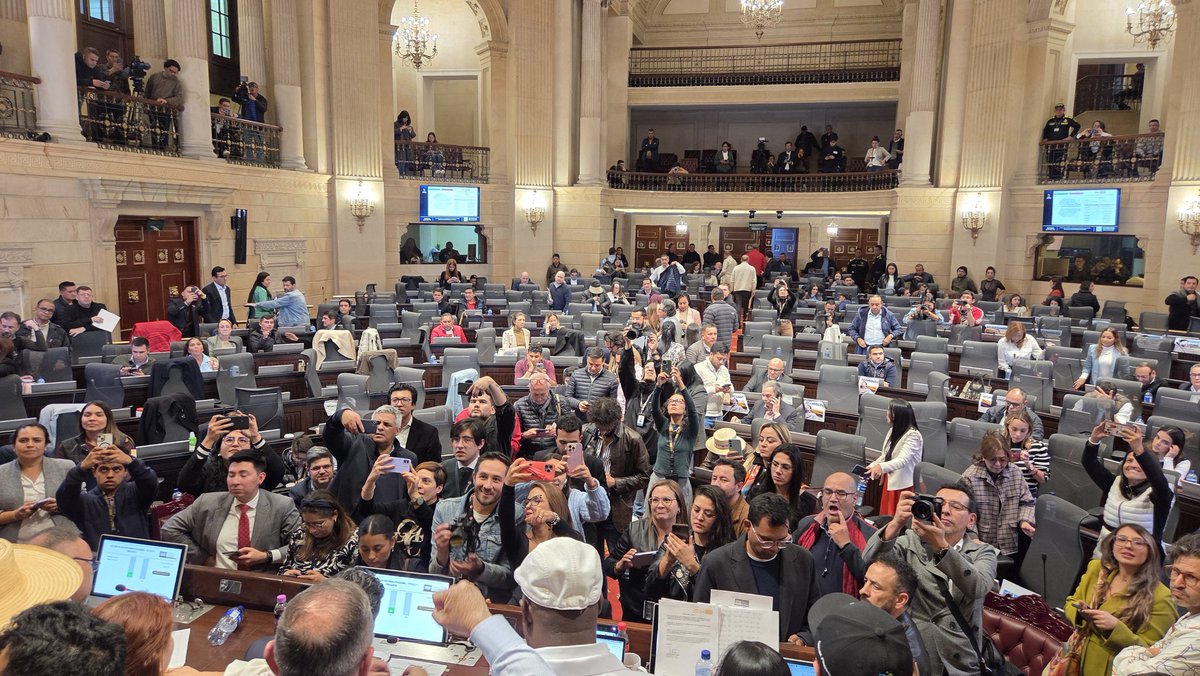 maferojas's tweet photo. ¡Es Ley! La reforma pensional es Ley y garantizará una vejez digna a 3 millones de adultos y adultos mayores.
Otra de las promesas centrales del Presidente @petrogustavo se cumple. Gracias a la Cámara de Representantes que votó 104-9 para cumplir el mandato de la Corte sobre el texto del proyecto.
