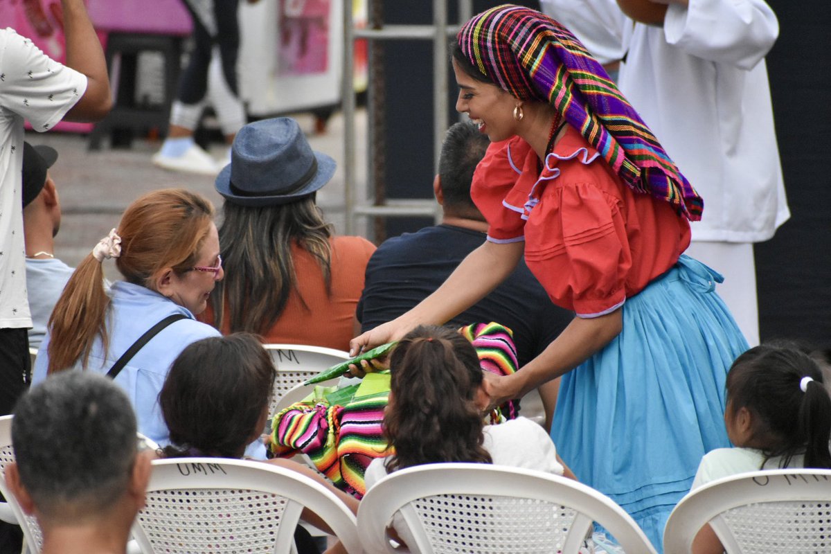¡El segundo fin de semana de la #ExperienciaCulturalEsParaVos se vive con ritmo y tradición! 🇸🇻✨

Hoy, la Compañía Folklore El Salvador llenó de color y alegría el Malecón de Puerto El Triunfo con una presentación que celebró nuestras raíces.