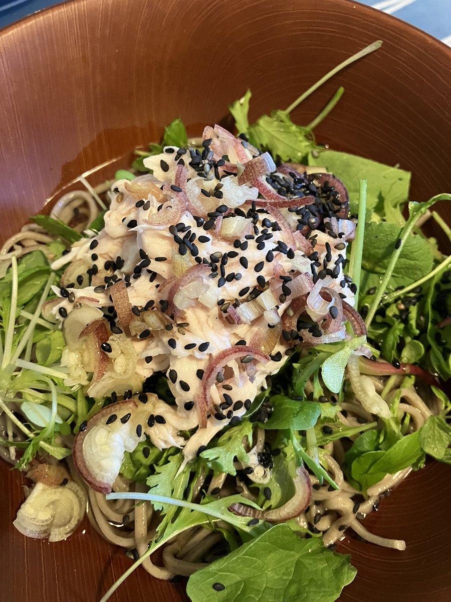 今日のブランチ。
鶏そばだけど、主役はむしろ間引き菜？
間引き菜さん、ありがとう…美味しく頂きました。