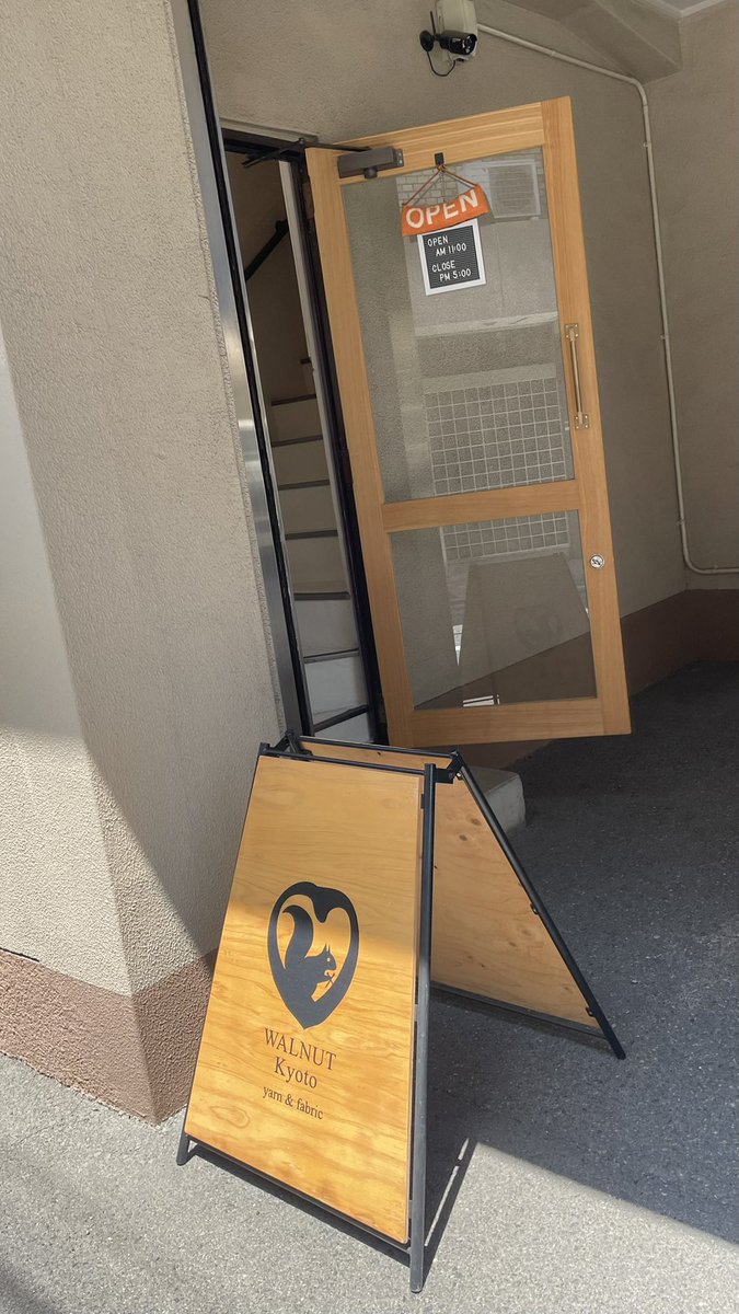 初めて毛糸屋さんというものに行った。見てるだけで楽しい！もったいなくて毛糸は買えなかったけど…可愛いニードルケースとマーカーをゲット🥰🐿️