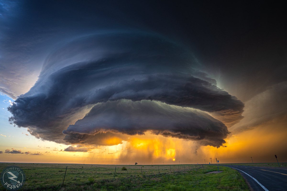 Spectacular “mothership” structure near Nara Visa, New Mexico. Taken by <a href="/unwetterfreaks/">Unwetter-Freaks</a>. More from Unwetter-Freaks: shop.extremeweather.club/unwetterfreaks