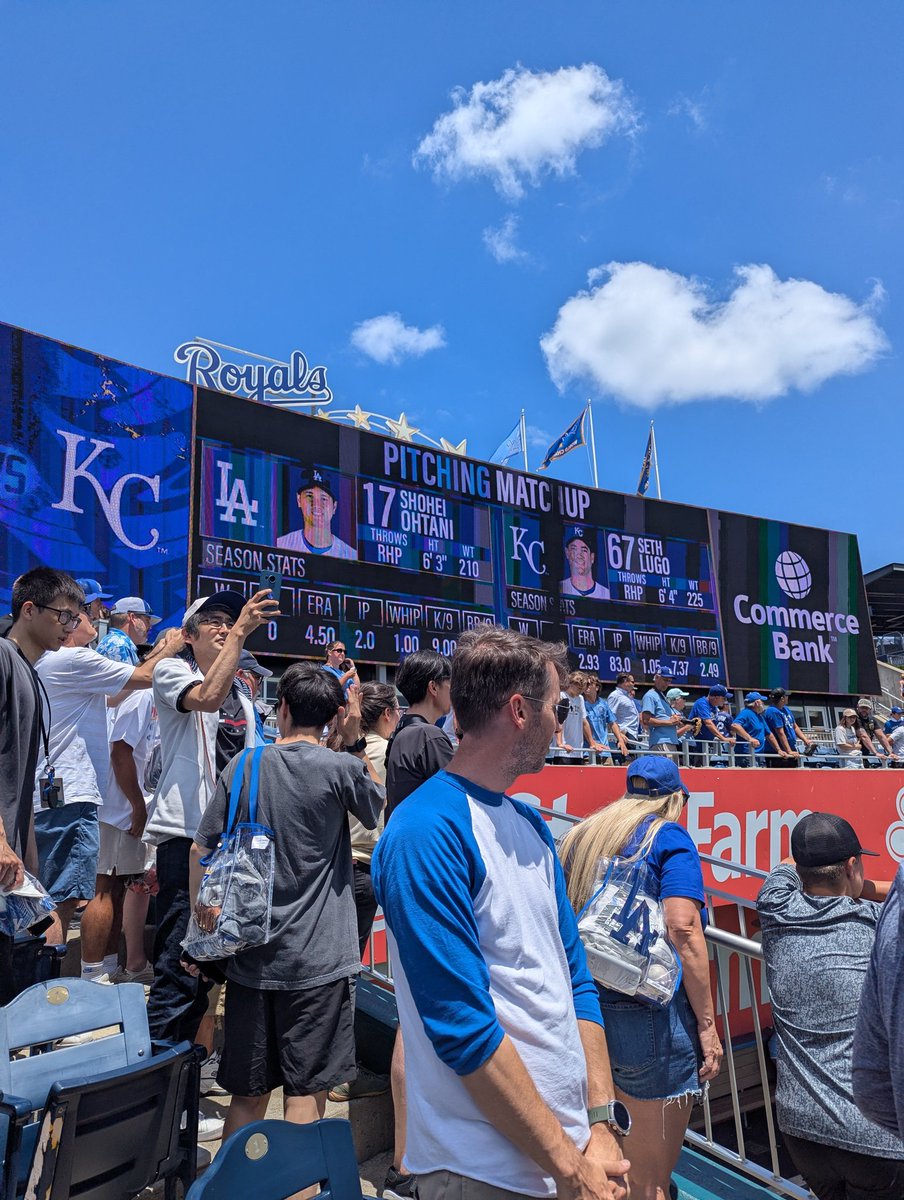 zubat3's tweet photo. 初めてのメジャーリーグ観戦。ロイヤルズ VS  ドジャース
まさかの大谷選手が先発。 https://t.co/WEVXtfKH3n