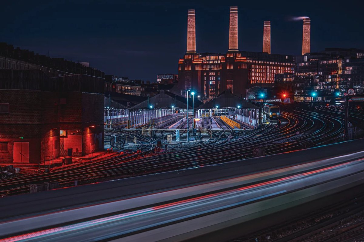 Lisa8945's tweet image. 🇬🇧London👣｜Looking for the colorful lights of London in the cold night#Where did I go this week #Take a picture of the glimmer in the night