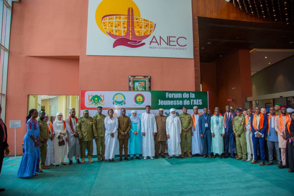 Le Centre International de Conférences Mahatma Gandhi de Niamey a servi de cadre, ce vendredi 27 juin 2025, à l’ouverture officielle du 1er Forum de la Jeunesse des États membres de la Confédération de l’Alliance des États du Sahel (AES). Placée sous le haut patronage du Premier