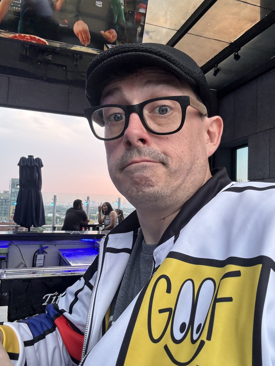 gooftroop2025's tweet image. Stuck in NYC. Airlines in the U.S. are the “best”.
So…I’m making the BEST of it. Found a pretty spot for dinner on the roof where I’m staying.