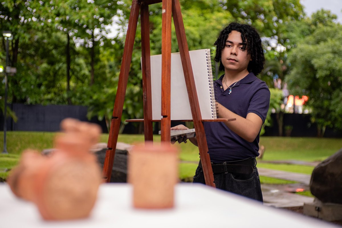 El #MUNADeNoche se iluminó con talento y creatividad: nuestros artistas del CENAR dieron vida al Club de Dibujo bajo la Luna, una experiencia artística diferente. 

#ExperienciaCultural