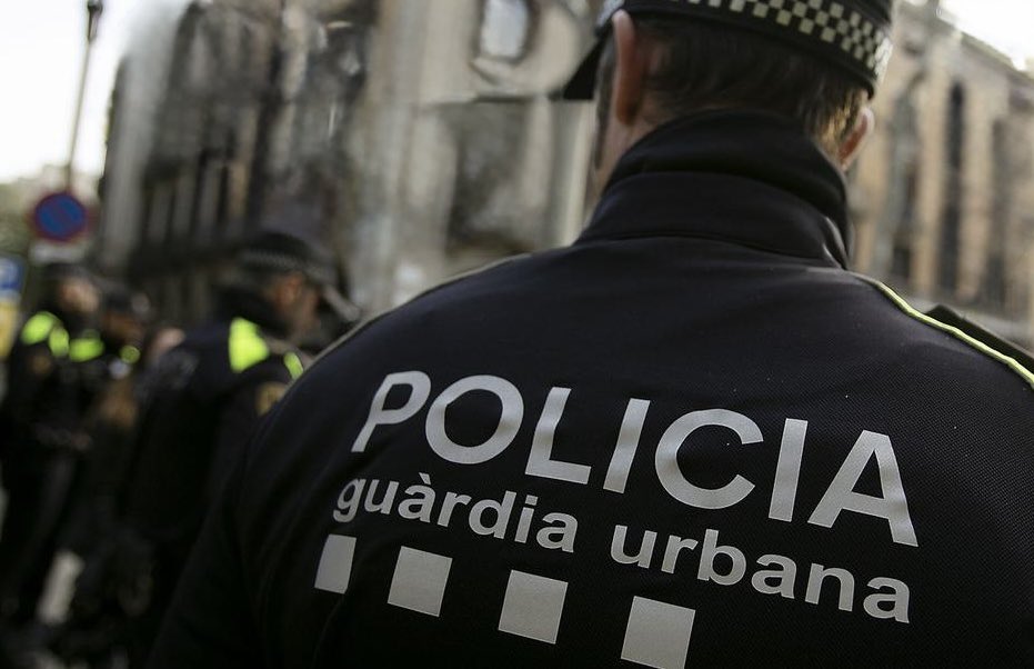 vic_gurbana's tweet photo. Ahir, als actes de la #crida a la #festamajorVic2025, un home va llançar gas pebre contra una desena de persones a la plaça catedral, que van haver de ser atesos serveis mèdics propis.
L’autor ja ha estat identificat i serà investigat per delictes de desordres públics i lesions. https://t.co/wUG4rJHgyI