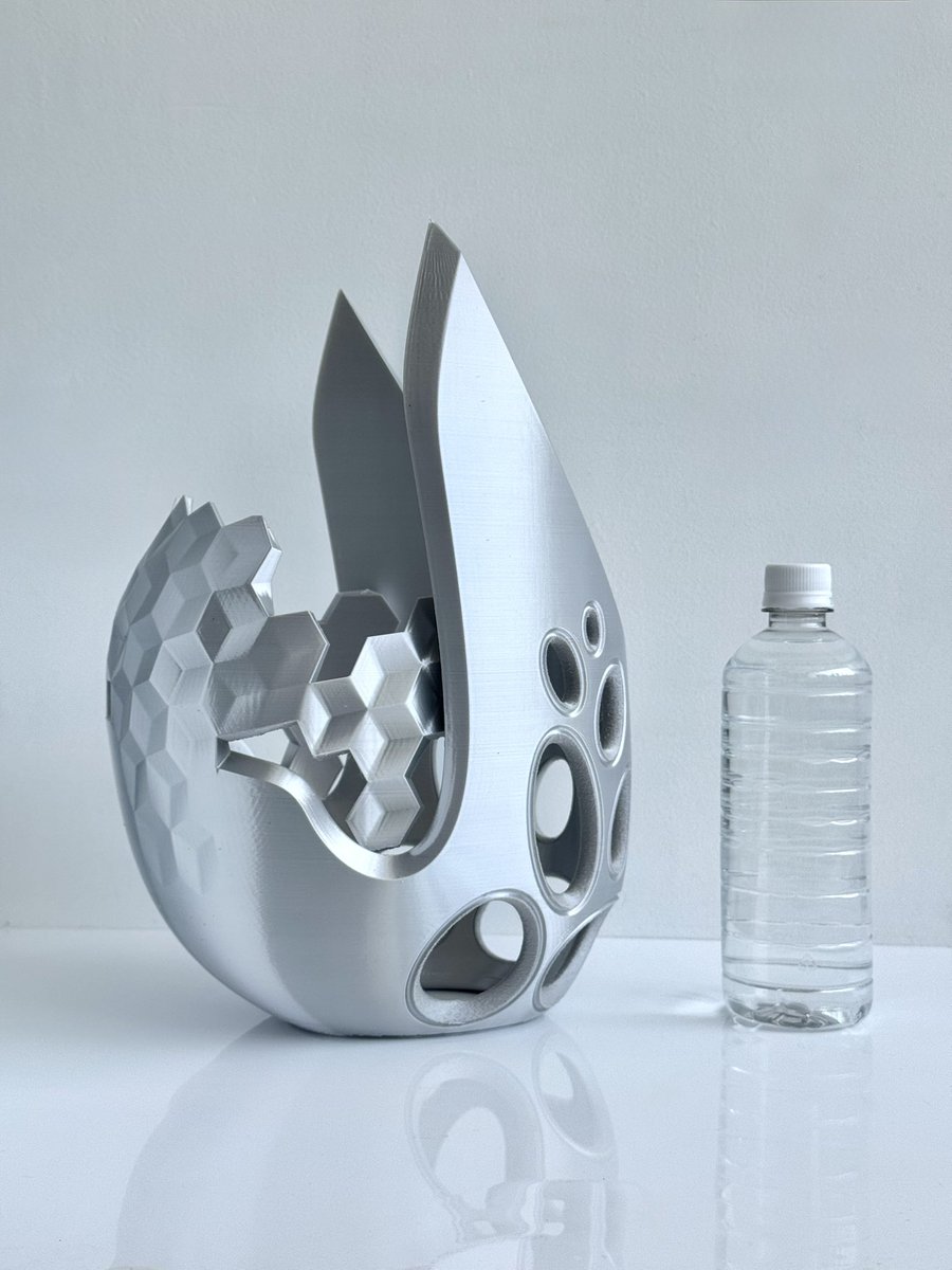 mitsuki_fab's tweet image. 妄想デザイン ヘッドギア　(#K2Plus 出力)
フィラメントも #CREALITY @CrealityJ です！
シルバーシルクは 購入するとチョット暗めのものが多いですが、コチラは明るめニュートラルな色味で アルミ削りだしっぽく イイ感じです！

穴の縁だけ ファジースキン入れて