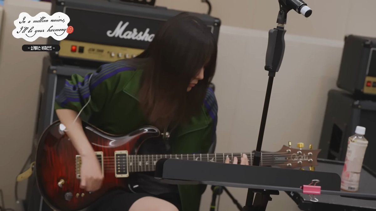 kyuudap's tweet photo. wait hina got a new guitar?? it has a similar color with siyeon's current favorite prs guitar but it's totally a different one https://t.co/z1Ci6If5Le