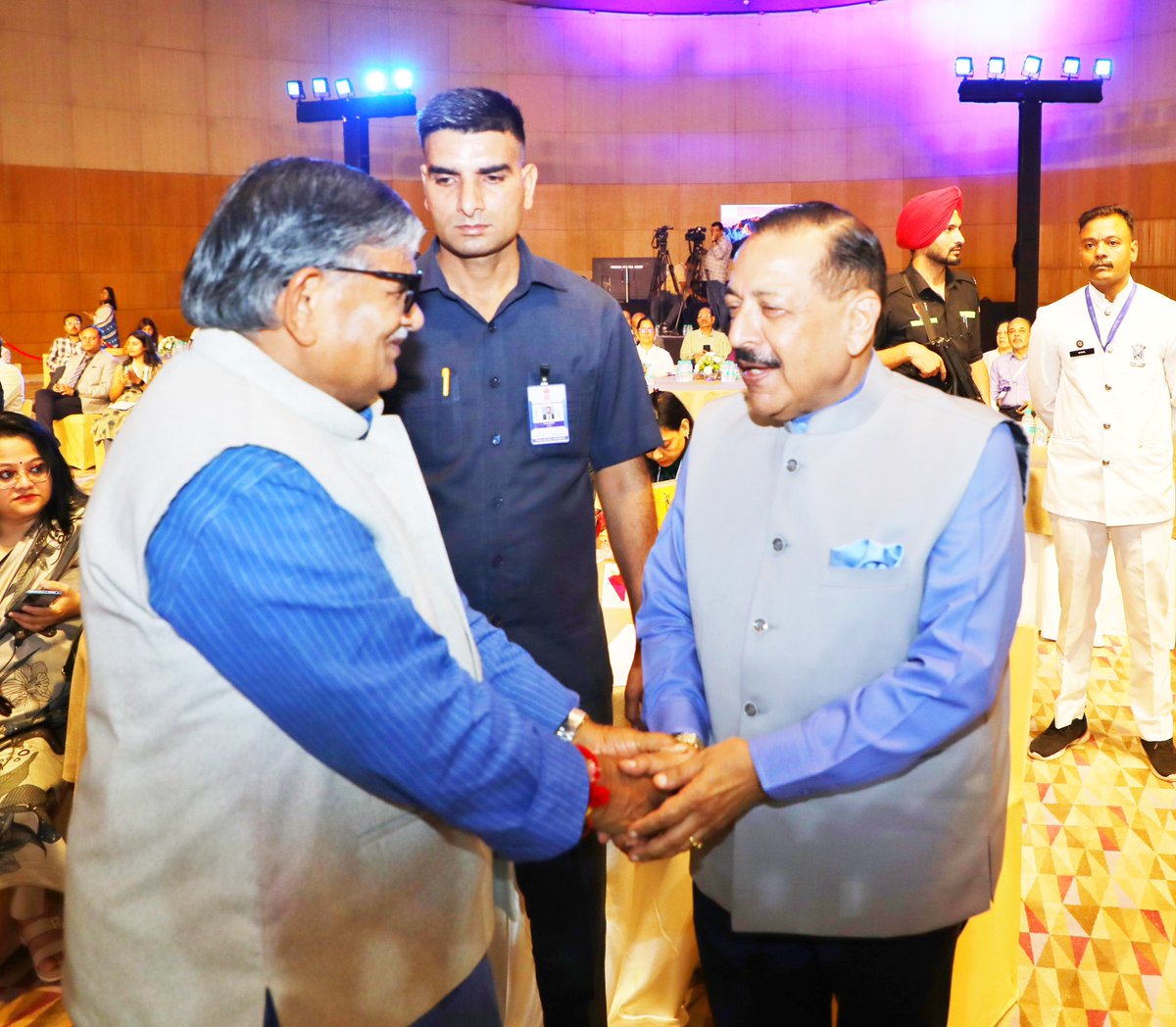 DrJitendraSingh's tweet image. A pleasant meeting with Governor of #Punjab and veteran public figure, Sh Gulab Chand Kataria ji during Doctor’s Day Conclave organised by #TimesNow at Hotel Andaaz, #NewDelhi.