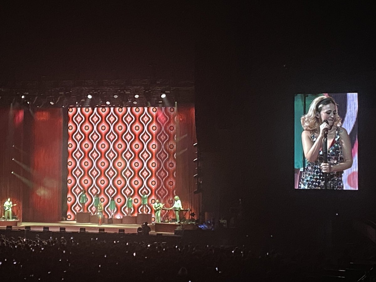 Aurora Redón (@auroraredon) on Twitter photo Brutal <a href="/rigobandini/">Rigoberta Bandini</a>. Escenografía, vestuario, show teatralizado. Un concierto que pasó como un suspiro Brutal <a href="/rigobandini/">Rigoberta Bandini</a>. Escenografía, vestuario, show teatralizado. Un concierto que pasó como un suspiro