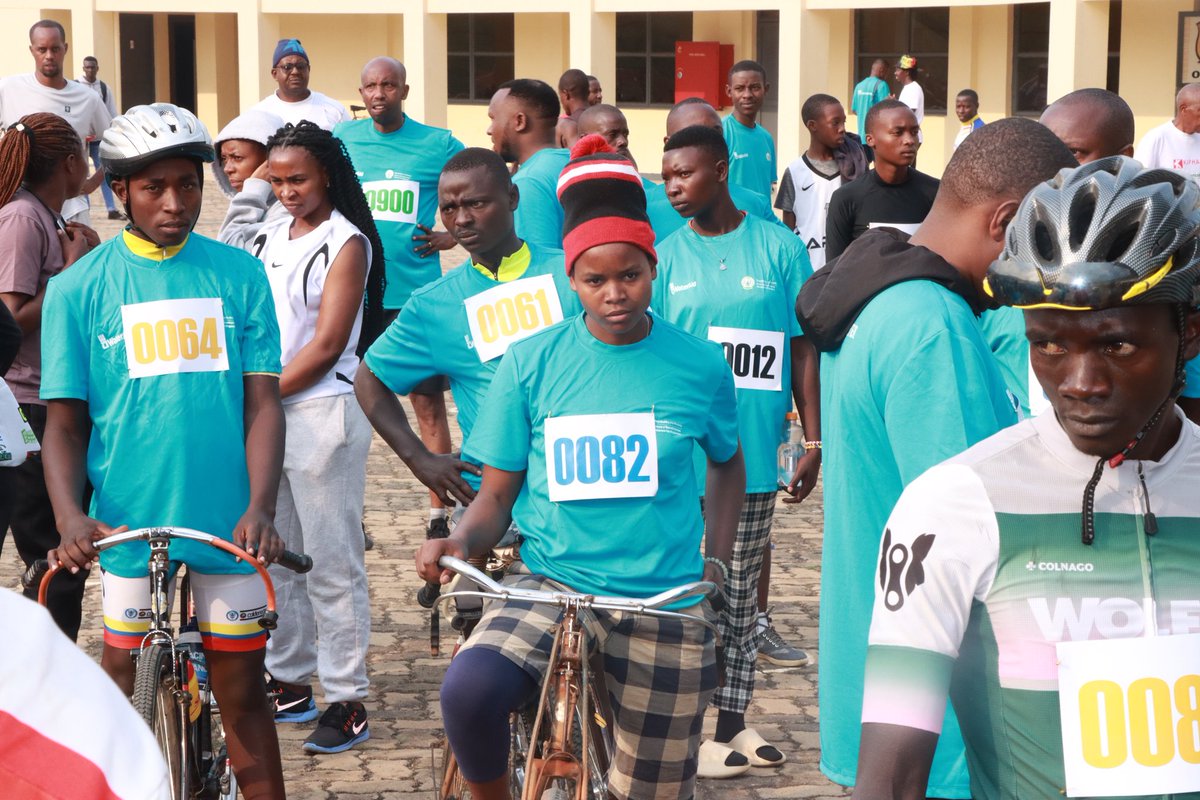 BugeseraDistr's tweet photo. Muri iki gitondo, Guverineri w'Intara y'Iburasirazuba, @PudenceR ari kumwe n'Umunyamabanga wa Leta muri @Rwanda_Sports, @NgarambeRwego na Mayor @MutabaziRich, atangije isiganwa rya @20km_debugesera, #RaceToRestore icyiciro cy'amagare ryitabiriwe n'abasaga 105 .
#RunForWater https://t.co/aJLVBVR155