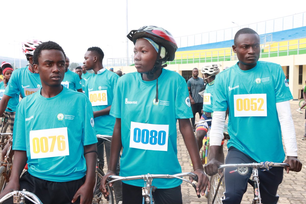 BugeseraDistr's tweet photo. Muri iki gitondo, Guverineri w'Intara y'Iburasirazuba, @PudenceR ari kumwe n'Umunyamabanga wa Leta muri @Rwanda_Sports, @NgarambeRwego na Mayor @MutabaziRich, atangije isiganwa rya @20km_debugesera, #RaceToRestore icyiciro cy'amagare ryitabiriwe n'abasaga 105 .
#RunForWater https://t.co/aJLVBVR155