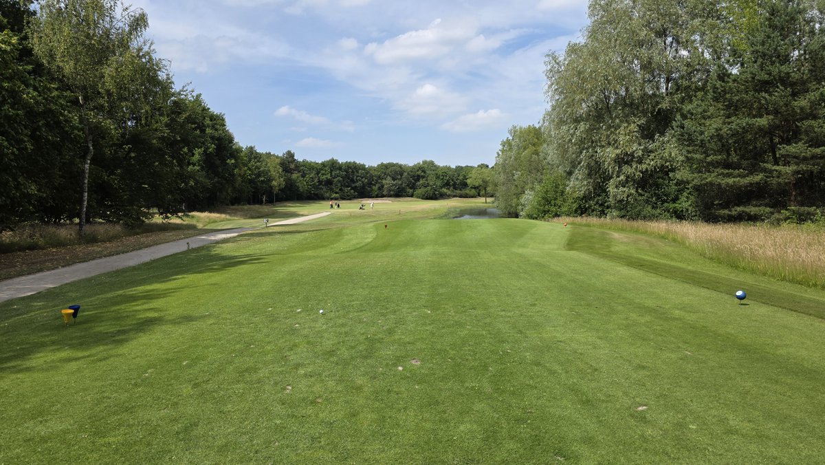 The par 4 14th stroke index 2 at Oosterhoutse in Holland 🇳🇱. The good line is to play right of the bunker and just left of the waterhazard.