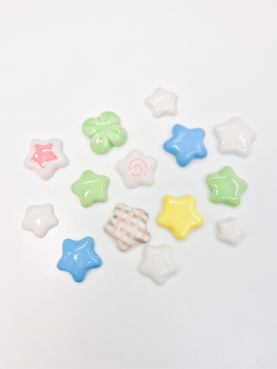 🐰 정규 클래스 🐰
오밀조밀 귀를 모으고 앉은 토끼들이 알록달록 꽃무늬를 입었어요. 토끼는 인센스 홀더로, 동글동글한 별과 네잎클로버 조각들은 마그넷으로 만들었습니다💫