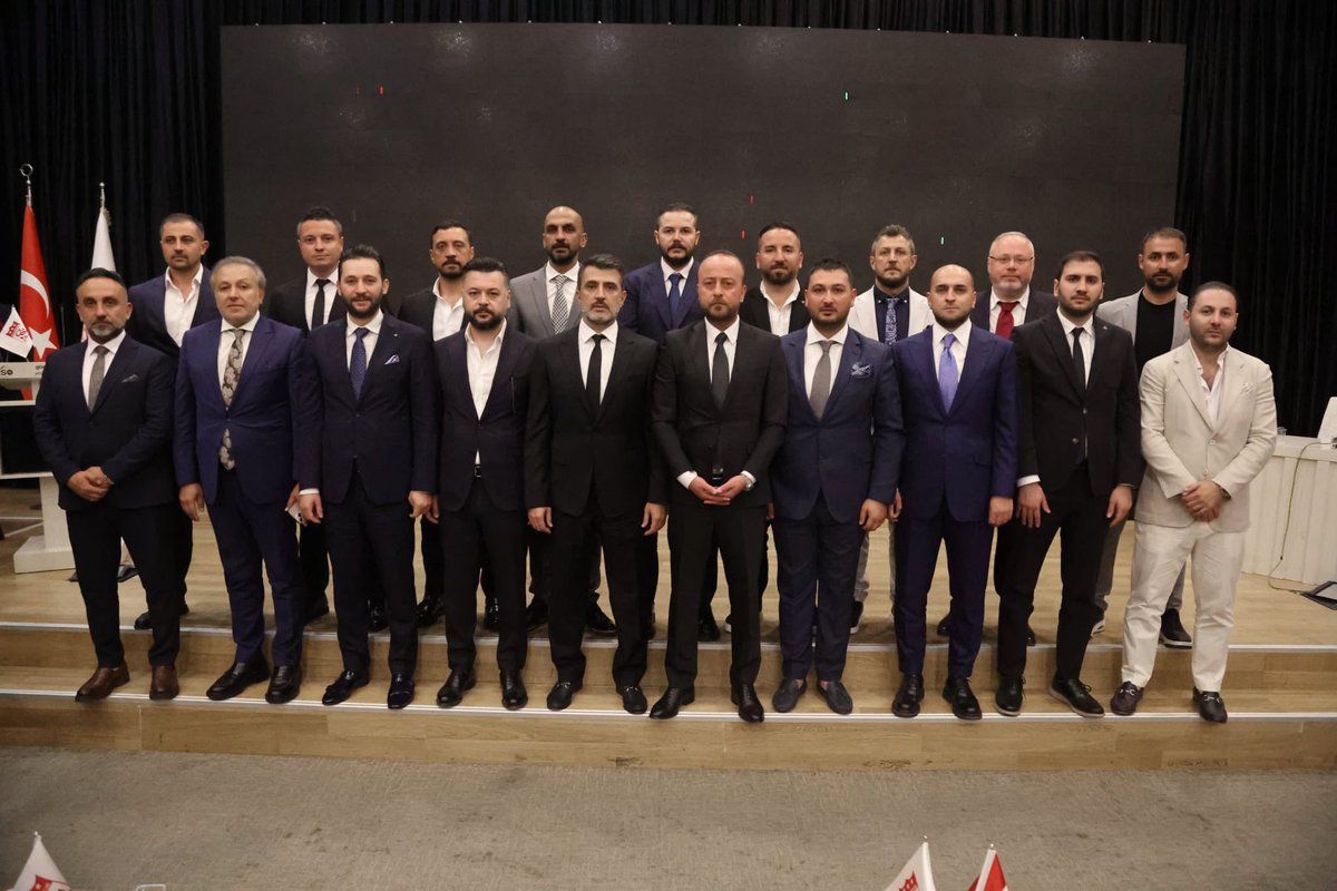 Sivasspor’umuzun Olağanüstü Genel Kurulu’nda başkan seçilen Sn. Gökhan Karagöl ve yönetimini tebrik ediyorum. 👏

Yeni sezonda kırmızı-beyazlı ekibimize başarılarla dolu bir yolculuk temenni ediyorum. 

Bahtınız açık, yolunuz şampiyonluk yolu olsun.⚽🔴⚪

#Sivasspor