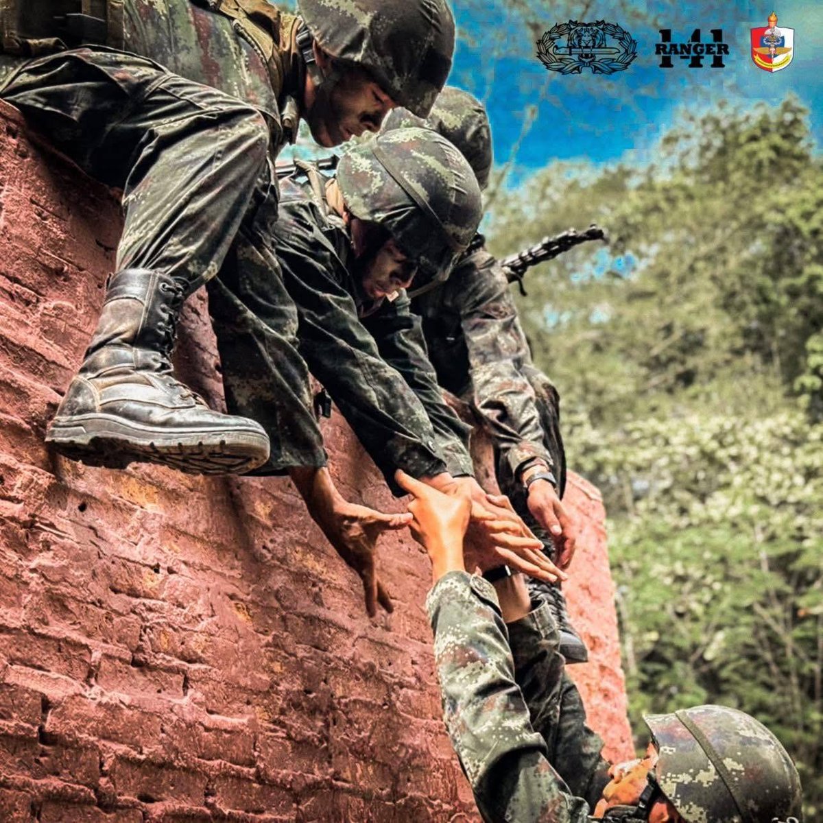 Thaipsyop1's tweet photo. กว่าจะผ่านเครื่องกีดขว้าง 10 สถานี 💪

Cr. #จู่โจม141 #RANGER141 #กองทัพบก
#กองพันนักเรียนการจู่โจมและส่งทางอากาศ
#smartsof #รบพิเศษ #ทหารหมวกแดง 🪖
#เป็นทหารได้อะไรมากกว่าที่คิด  #WeAreThai
#ทหารเป็นที่พึ่งของประชาชนในทุกโอกาส
#ฝึกเพื่อเตรียมความพร้อม #มีทหารไว้ปกป้องอธิปไตย 🇹🇭 https://t.co/4BbIWd7g21