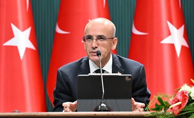 solcugazete60's tweet photo. Mehmet Şimşek'in "kamuda tasarruf" genelgesi sonrası kamudaki 120 bin aracın yalnızca 135 tanesi satıldı. 

(Cumhuriyet) https://t.co/F7SaFlkDWC
