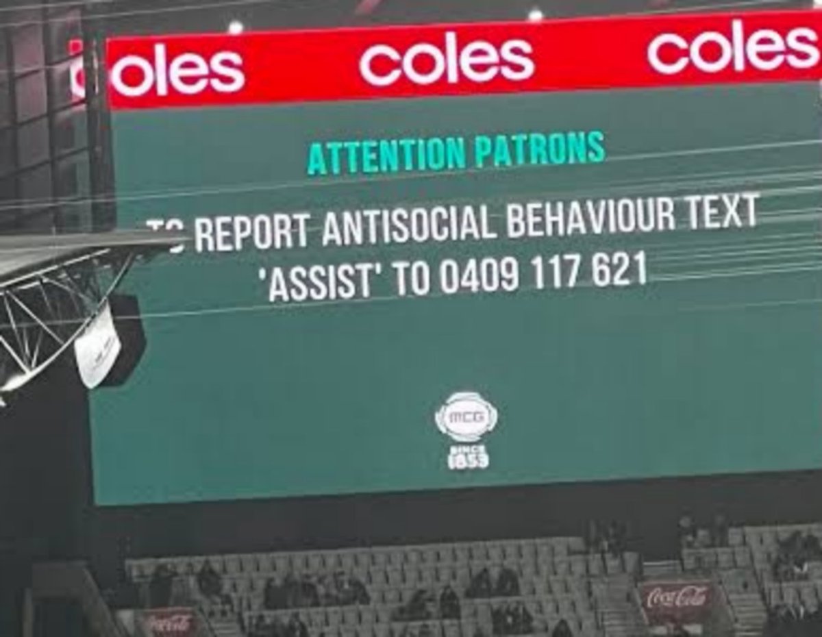 themongrelpunt's tweet photo. Hello, yes the number 19 player for Richmond is not getting along with the other players...

#AFLTigersCrows https://t.co/xqQYxqYe1x