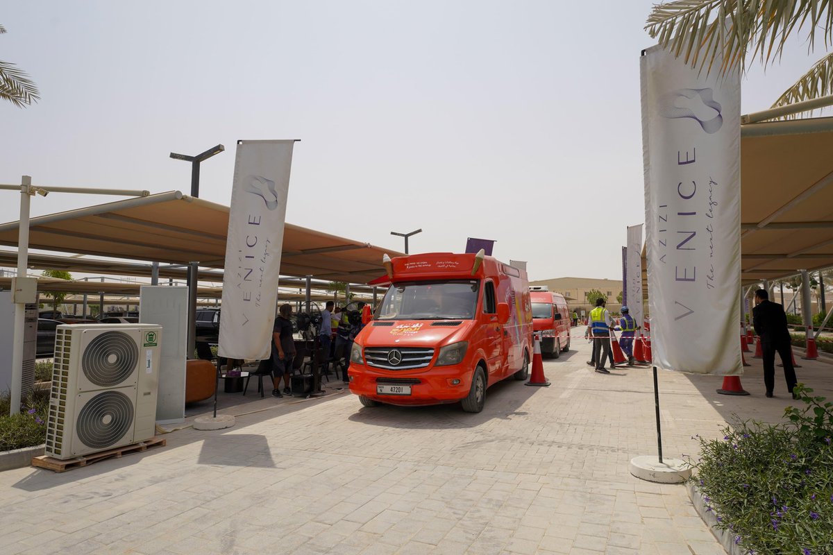 ديروز در حاليكه بعضي از اعضاي خانواده به شمول نواسه هايم را همراه داشتم، با جمعي كثيري از كارگران ساختماني كه در پروژه هاي شركت عزيزي مصروف كارند، ديدار نموده و در برنامه توزيع بسته هاي نوشيدني سرد و آيس كريم به كارگران مذكور كه در همكاري با نهاد "يخچال الفريج" ترتيب گرديده بود،